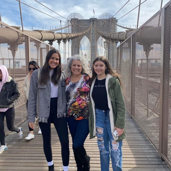 Meet your Posher, Nicole - Picture 3 of 4